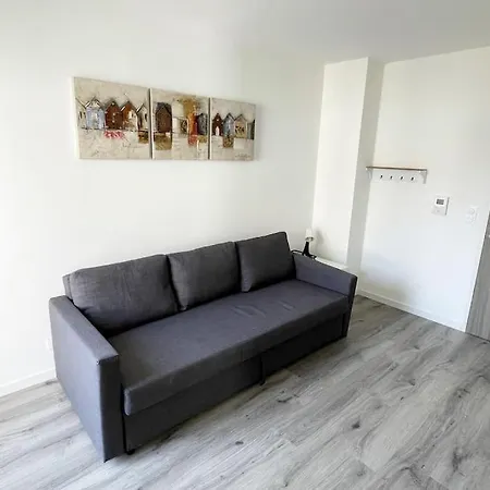 Appartement Avec Balcon Et Parking! *
