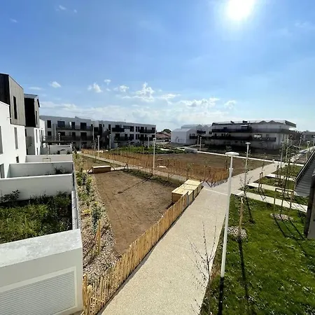 Apartment Avec Balcon Et Parking! *